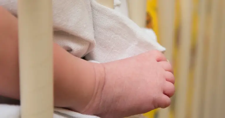 how-to-keep-baby-s-legs-from-getting-stuck-in-crib-babycious